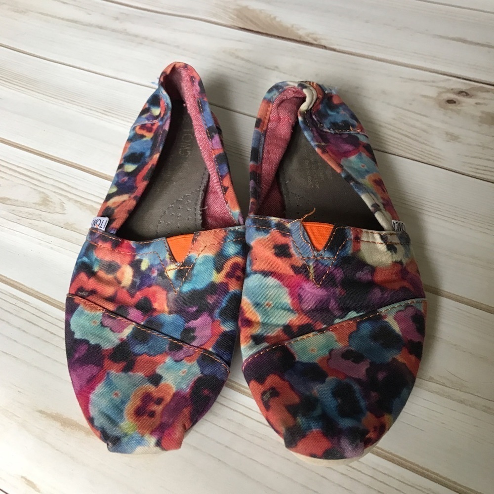 🛍 TOMS Floral Print Shoes